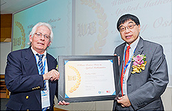 Professor Stanley Osher (left) received the William Benter Prize from Professor Roderick Wong.