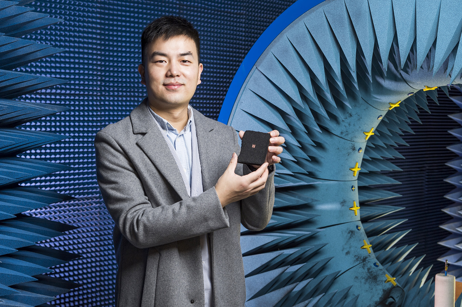Kong Shangcheng holds his award-winning terahertz on-chip antenna. 