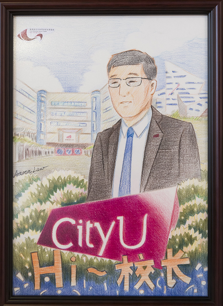 Shenzhen Alumni Chapter arranged a hand-painted portrait of President Kuo as a souvenir.