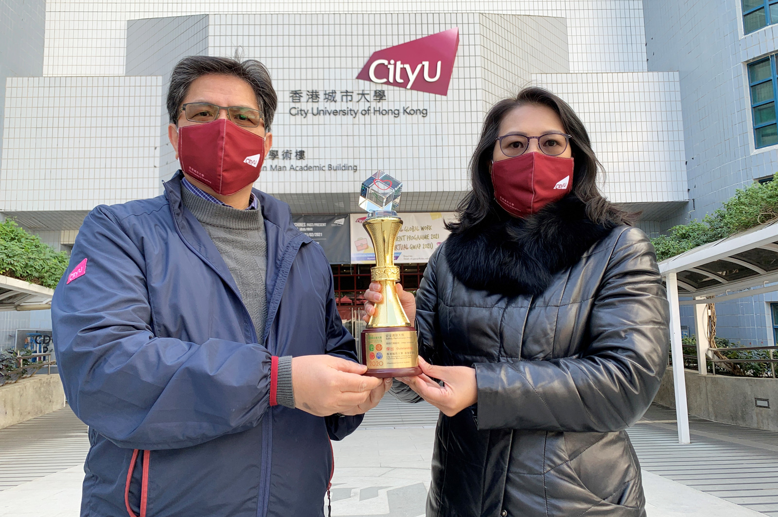 Ms Brenda Lai Fung-ming (right), Director of Facilities Management, and Mr Leung Wai-keung, Senior Safety and Administration Manager, received the award on behalf of CityU.