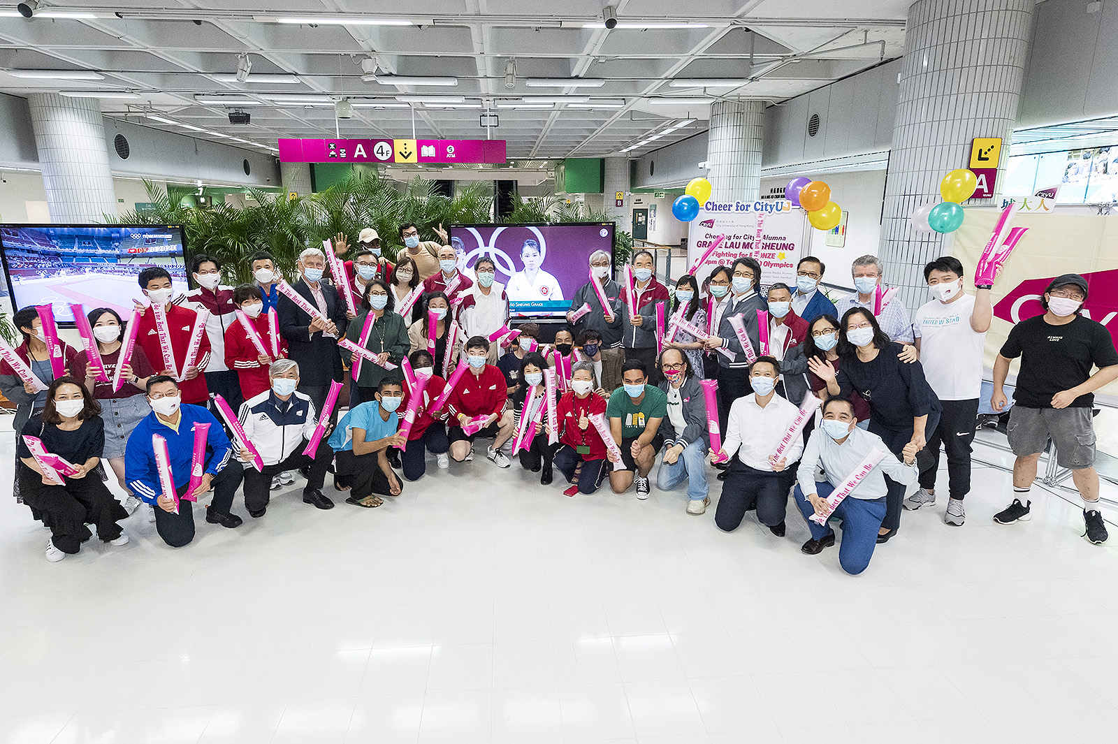 城大校長郭位教授聯同管理層、近百名師生和校隊運動員一起見證校友劉慕裳女士，在東京奧運空手道女子個人形項目取得銅牌。
