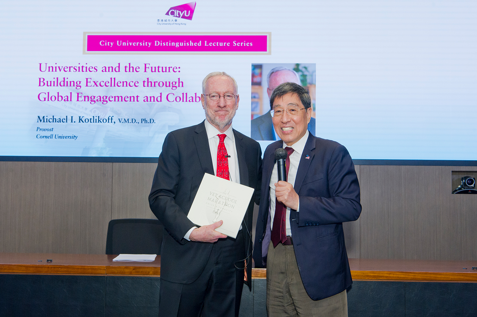President Kuo (right) presents Professor Kotlikoff with a copy of the recently published book, The Vet School Marathon: Drive and Tenacity at CityU.  President Kuo presents Professor Kotlikoff with a copy of the recently published book, The Vet School Marathon: Drive and Tenacity at CityU.