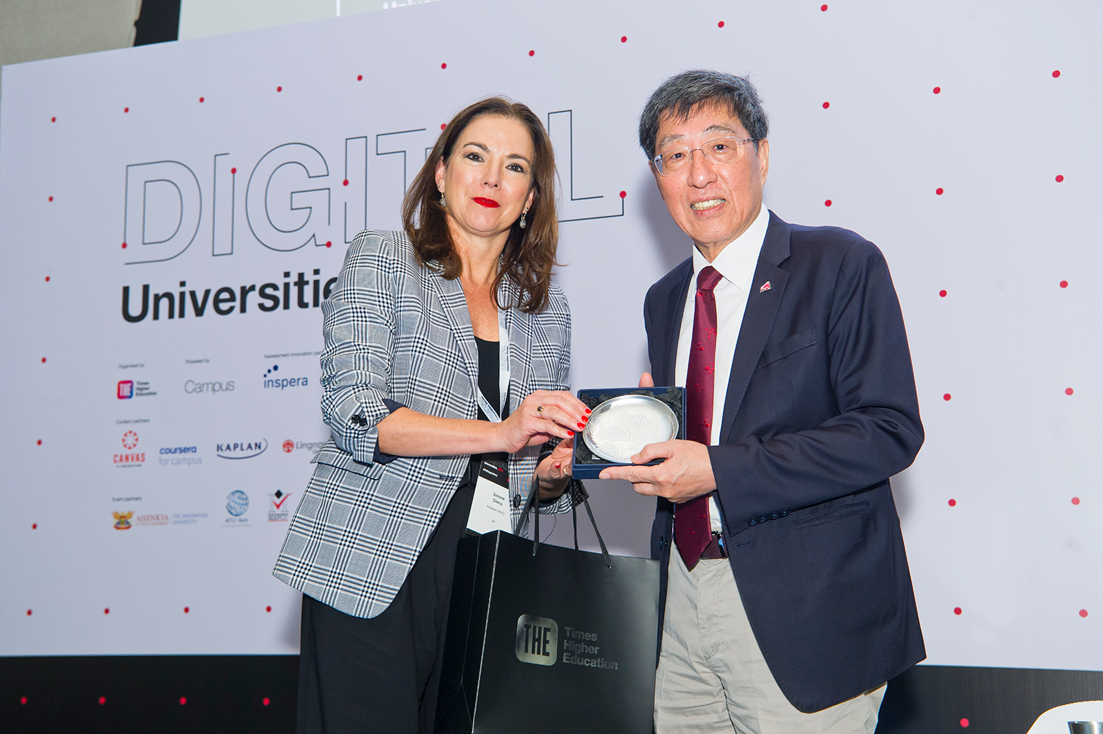 Ms Simone Dilena (left), President of APAC of THE, presented a gift to President Kuo.