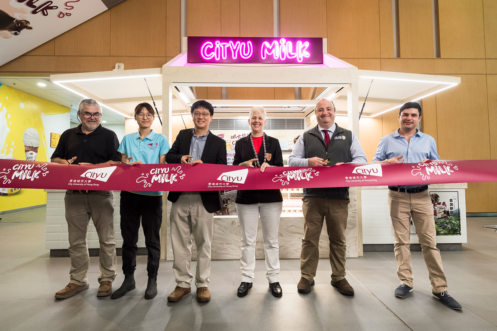 (From left) Professor Pedro Melendez, Clinical Professor of Department of Veterinary Clinical Sciences (VCS), Dr Joyce Ip, Dairy Farm Officer, Mr Paul Ko, Professor Vanessa Barrs, Dr Eryl Done and Dr Eloi Guarnieri, Clinical Assistant Professor of VCS, officiated at the opening ceremony of the CityU Milk Product Counter.