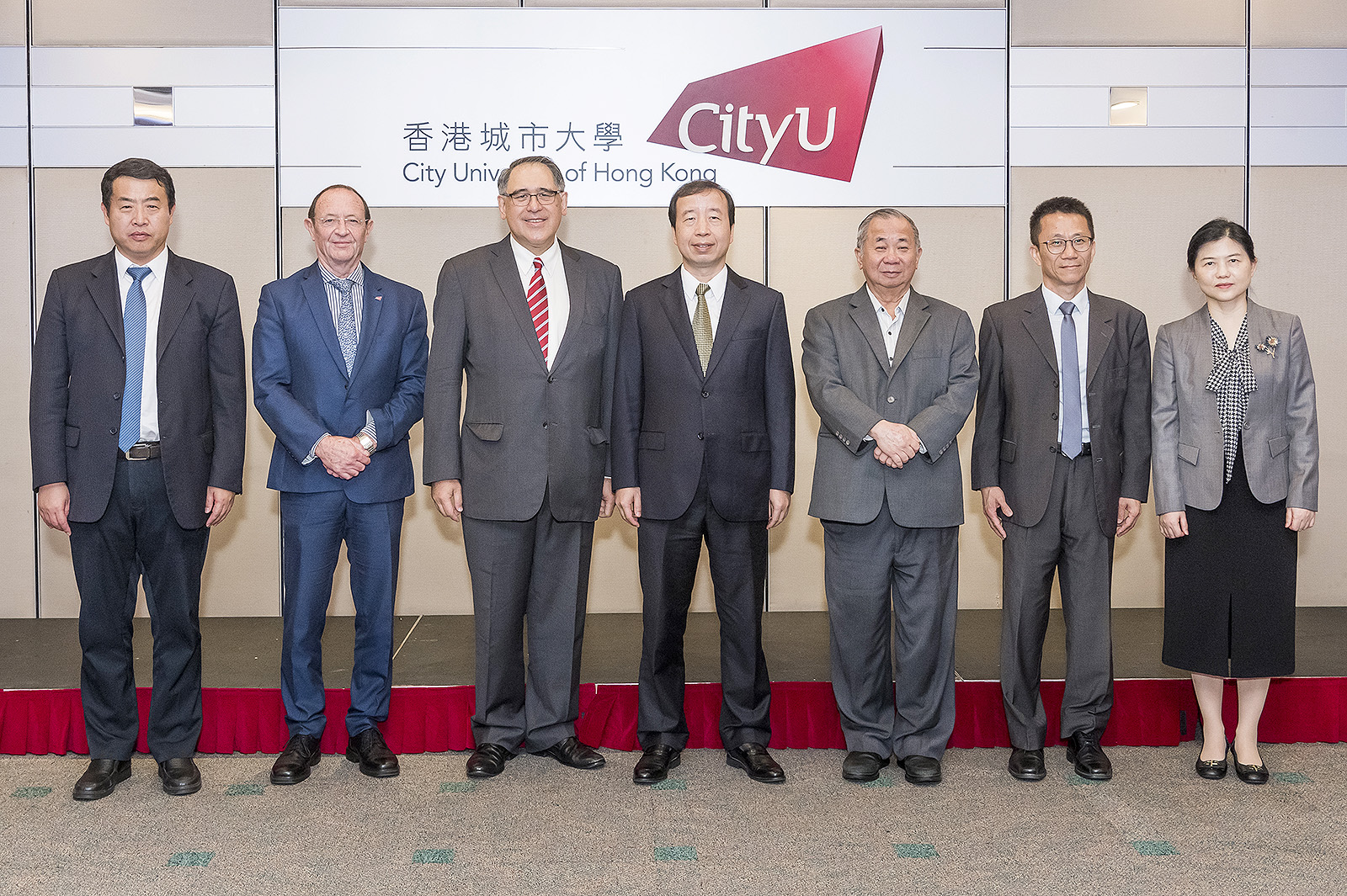 A senior-level delegation led by Mr Xiao Yafei (fourth from right), Deputy Director of the Guangdong Municipal People’s Congress Standing Committee and Secretary of the Dongguan Municipal Party Committee, visited CityU on 25 October. 