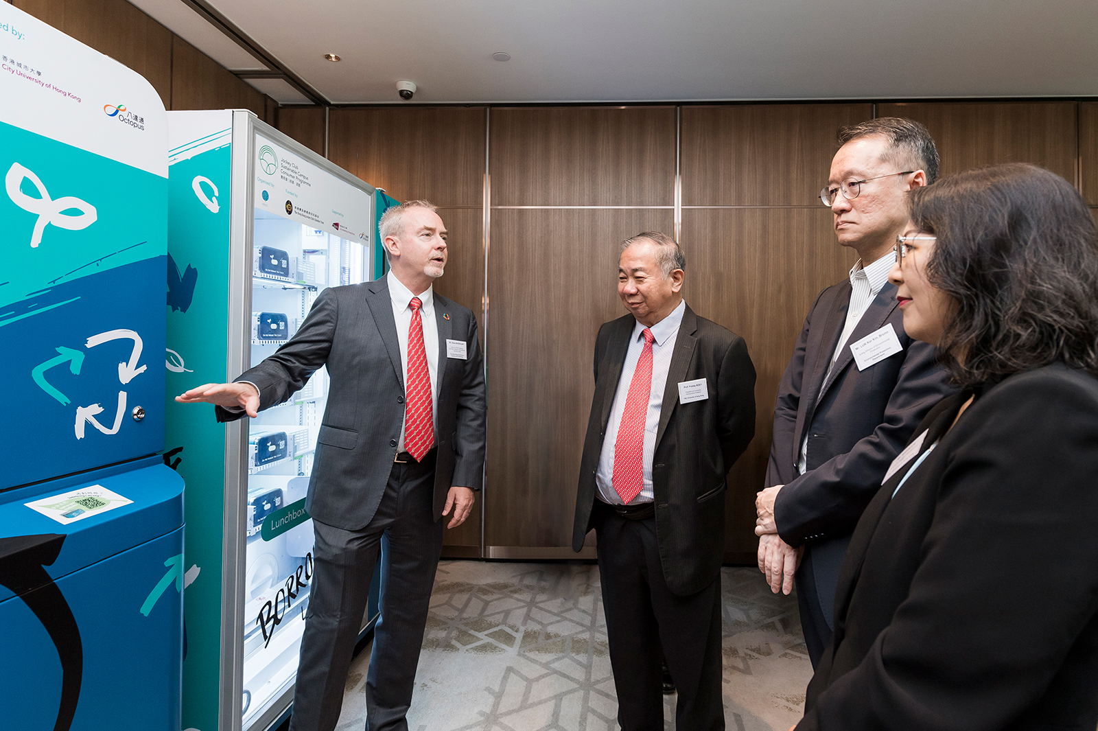 Professor Bookhart introduces the lunchbox lending system to President Boey, Mr Luk and Ms Brenda Lai Fung-ming, Director of Facilities Management at CityU and Co-Chair of Executive Committee of the Hong Kong Sustainable Campus Consortium.