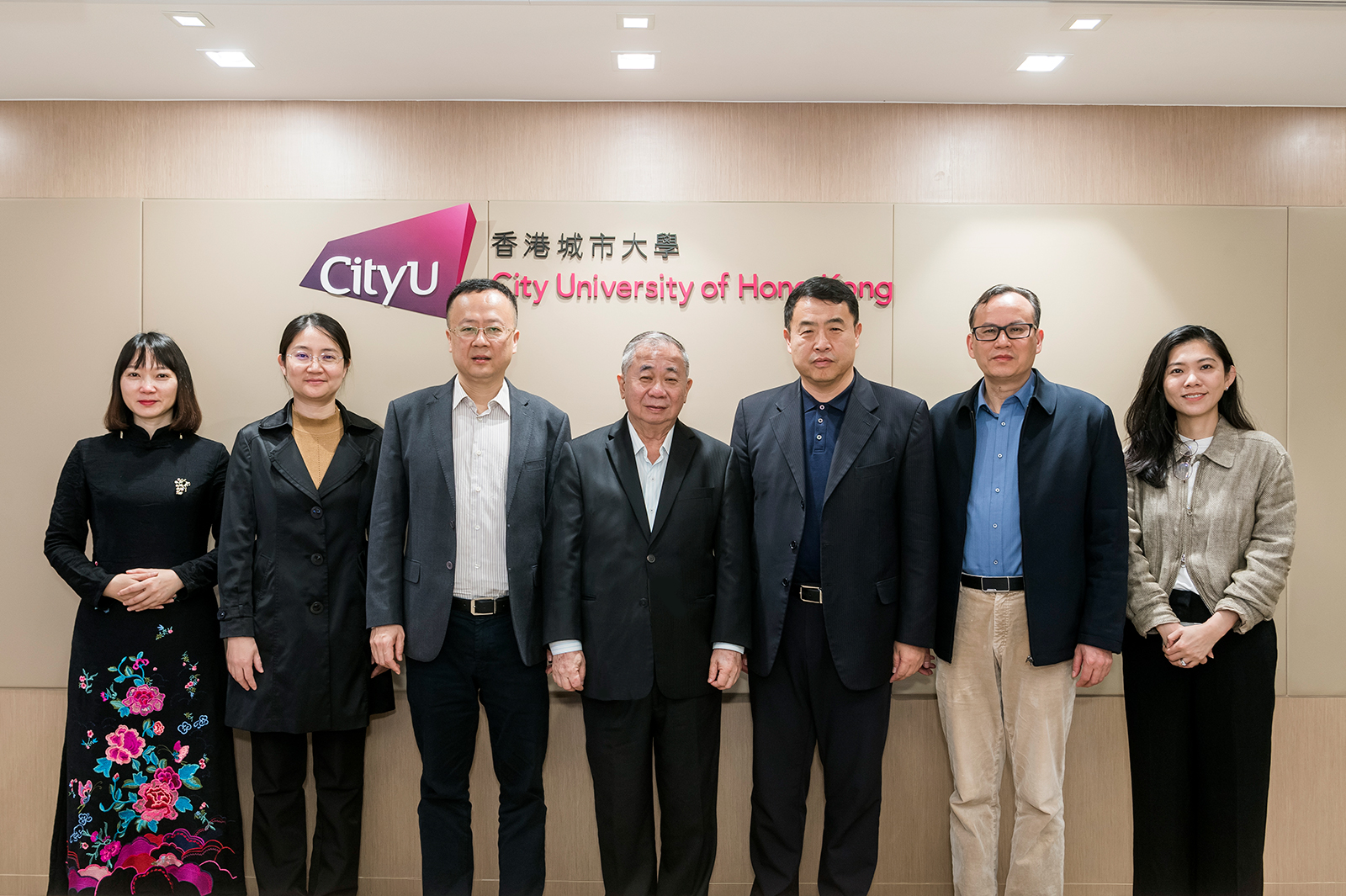 CityUHK’s senior leadership team, including President Boey (centre), receive a delegation led by Mr Zhu Jianhua (third from left).