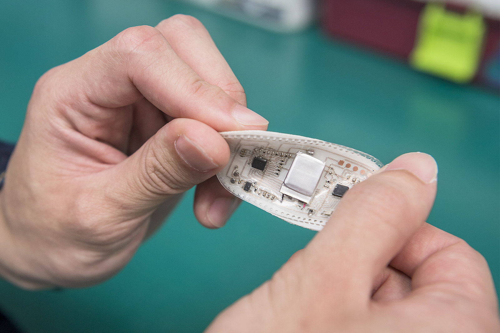 The permeable wearable electronics developed by the team for long-term biosignal monitoring.