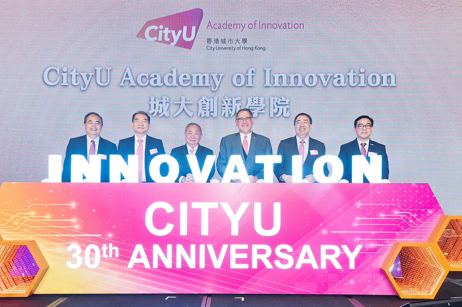 (From left) Professor Yue Chee Yoon, Dean of Graduate Studies, Professor Michael Yang Mengsu, Senior Vice-President (Innovation and Enterprise), Professor Freddy Boey, Mr Lester Garson Huang, Professor Lee Chun-sing, Provost and Deputy President and Professor Michael Tse Chi-Kong, Associate Vice-President (Innovation) and Director of CAI celebrated the establishment of CAI with honourable guests.