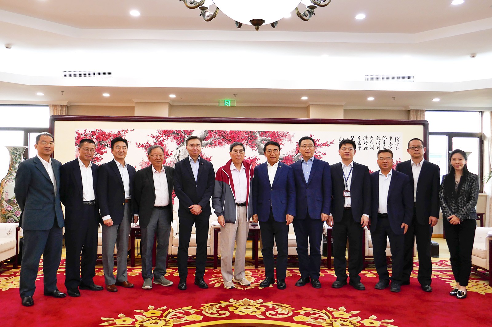 President Kuo (6th from left) and CityU delegation meet Professor Bai Chunli (6th from right), President of the Chinese Academy of Sciences (CAS), and other CAS representatives.